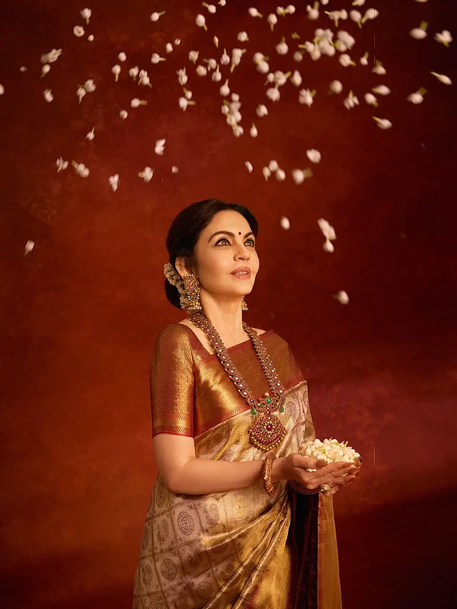 হাতে বোনা এক্সক্লুসিভ সোনালি কাঞ্জিভরম শাড়িতে নীতা আম্বানিকে রাজকীয় লাগছে 