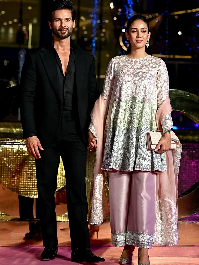 অমব্রে ল্যাভেন্ডার রূপালি শারারায় মীরা কাপুর। শহীদ পরেছেন কালো স্যুট। 