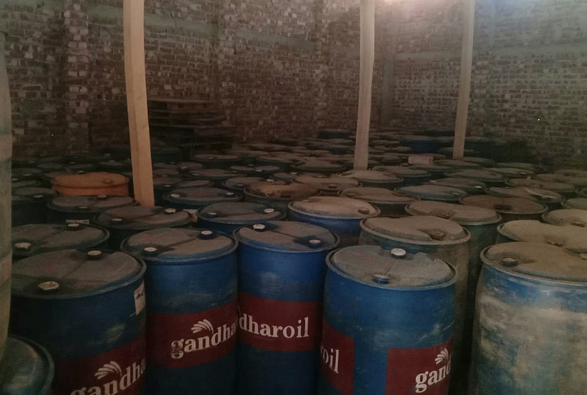 পাথরঘাটায় অবৈধভাবে মজুত ১৯০ ব্যারেল ডিজেল উদ্ধার, ৫০ হাজার টাকা জরিমানা