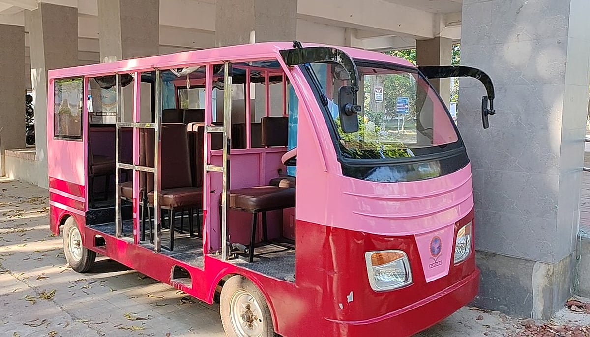 রুয়েটে তৈরি বৈদ্যুতিক গাড়ি চলছে ক্যাম্পাসে, বিনা মূল্যে যাতায়াতের সুবিধা ছাত্রীদের