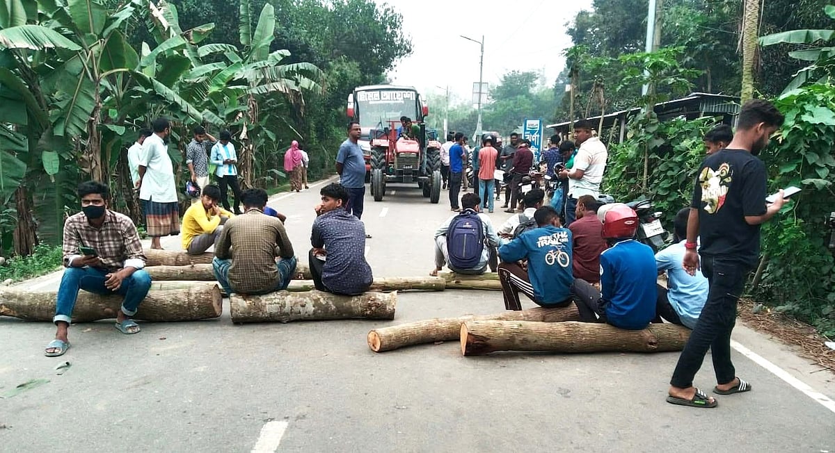 জামালপুরে জ্বালানি তেল না পেয়ে মোটরসাইকেলচালকদের ২ ঘণ্টা সড়ক অবরোধ
