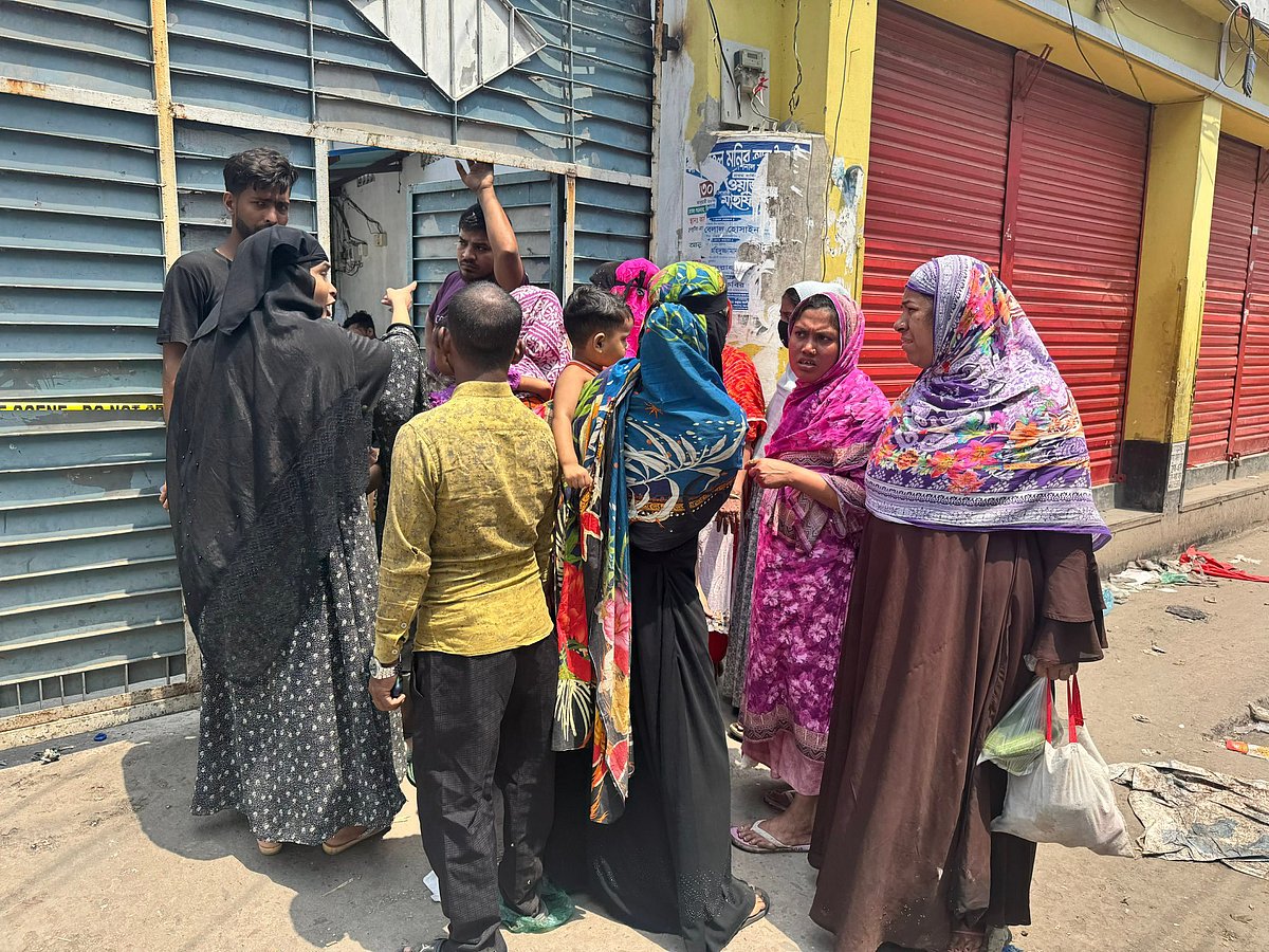 ‘দুই মাসের বেতন তো পাই–ই নাই, অহন পোলাডা মরণের পথে’