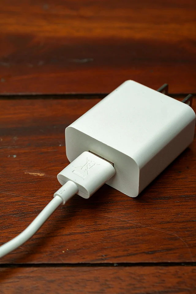 বিদ্যুৎ খরচ কম হলেও চার্জার প্লাগড রেখে দেওয়া সবসময় নিরাপদ নয়