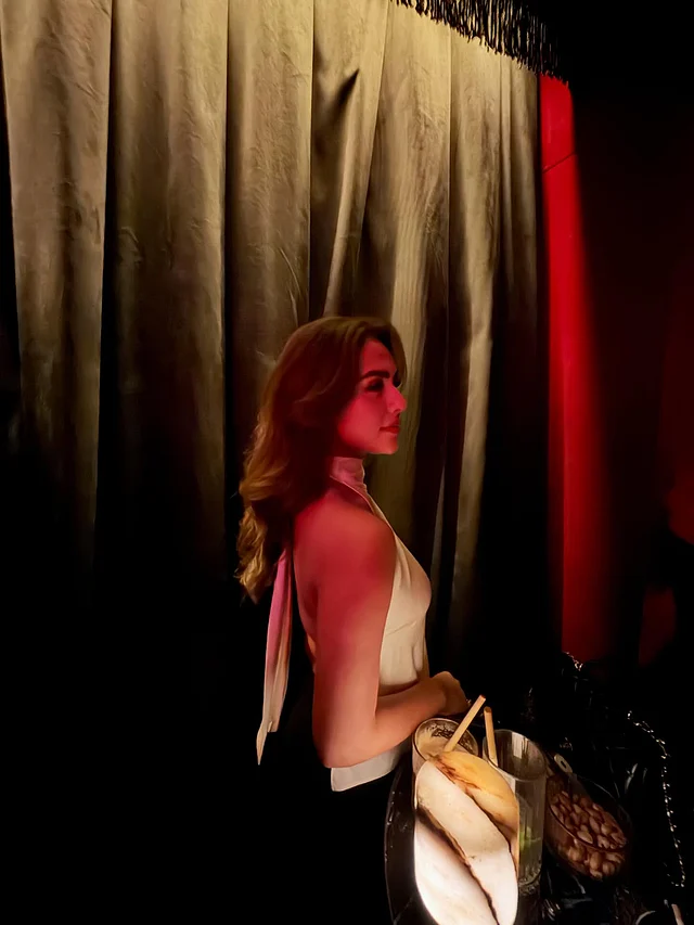 হলটারনেক সাদা এই টপের সঙ্গে কালো স্কার্ট পরেছেন তিনি 