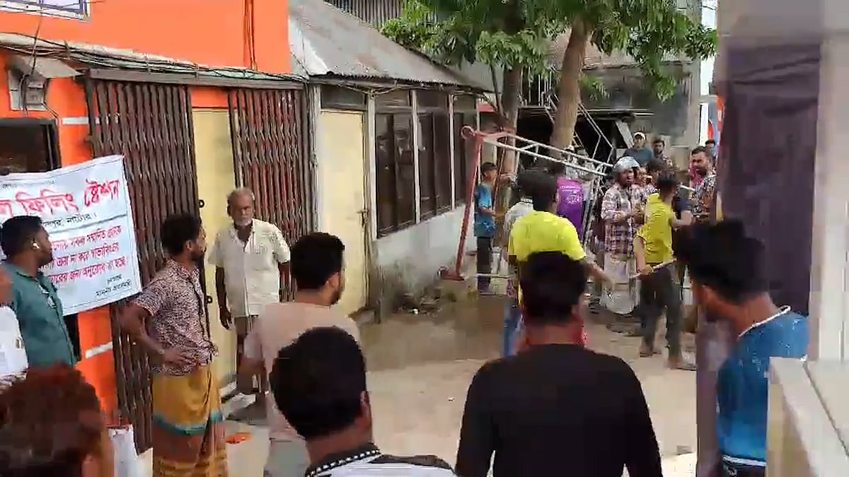 গ্যালনে পেট্রল নেওয়াকে কেন্দ্র করে সংঘর্ষ