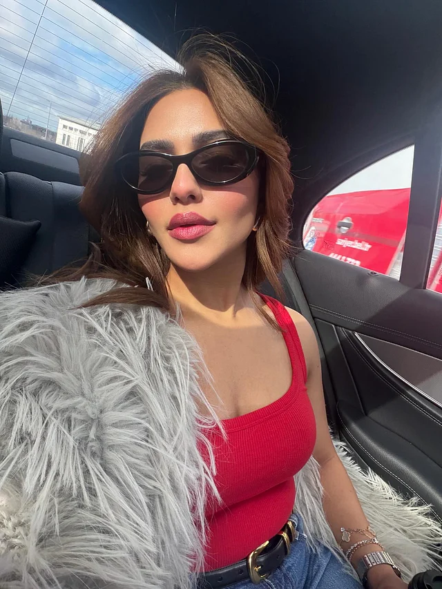 বাইরে যেতে এই লুকের সঙ্গে হয়েছে কালো ওভারসাইজড শেডস আর ধূসর ফেদার স্কার্ফ