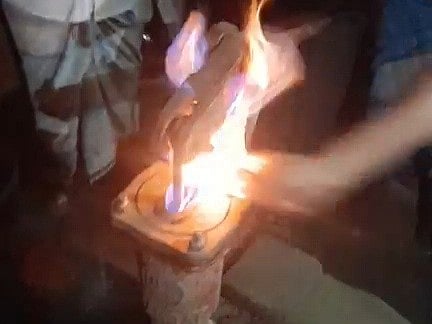 নোয়াখালীতে নতুন নলকূপের মুখে দিয়াশলাই ধরতেই জ্বলছে আগুন