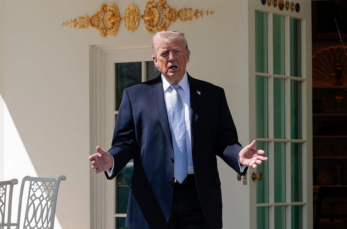 যুক্তরাষ্ট্রের অবরোধের তোয়াক্কা না করে হরমুজ প্রণালি পার হলো চীনের জাহাজ