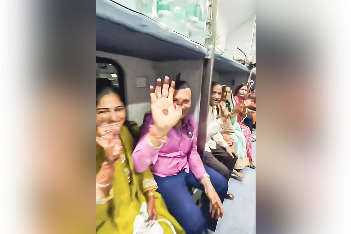 ট্রেনের আস্ত বগি ভাড়া করে বিয়েযাত্রা