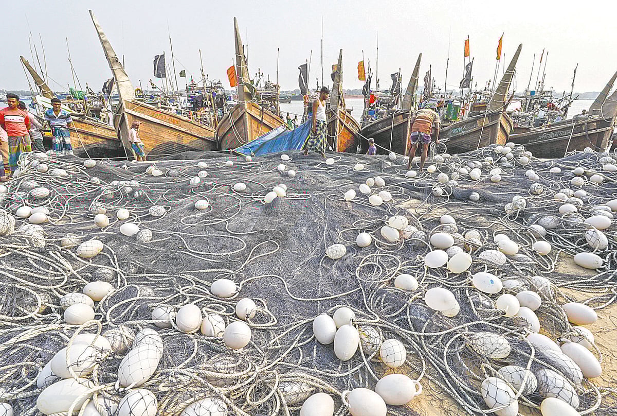 জ্বালানি তেলের সংকটে মাছ আহরণ কমেছে অন্তত ১০%