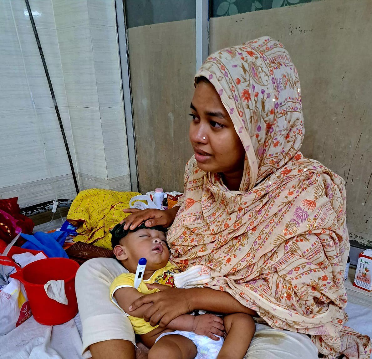 হামে আক্রান্ত শিশুদের নিয়ে অভিভাবকদের যুদ্ধ