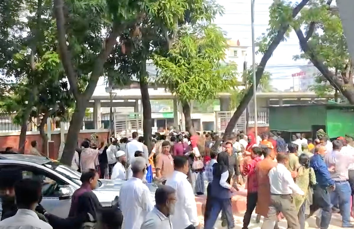 জাতীয় বিশ্ববিদ্যালয়ে বিভিন্ন দাবিতে শিক্ষার্থীদের বিক্ষোভ, উপাচার্যকে হেনস্তার অভিযোগ