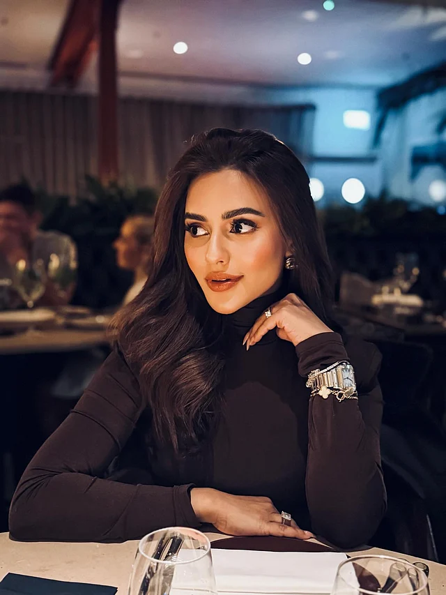 মেকওভারে গ্ল্যাম আমেজ। নজর কাড়ছে সেমি ম্যাট কমলা লিপস। 