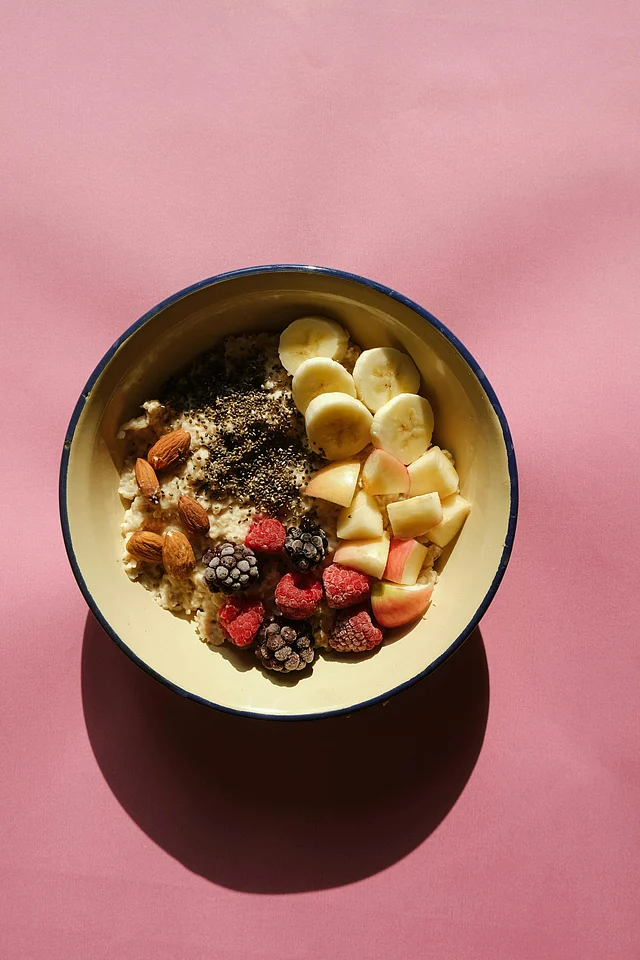 ফাইবার হজম ধীর করার কারণে খাবার দীর্ঘ সময় পেটে থাকে, যা পরিপূর্ণতার অনুভূতি বাড়ায়।