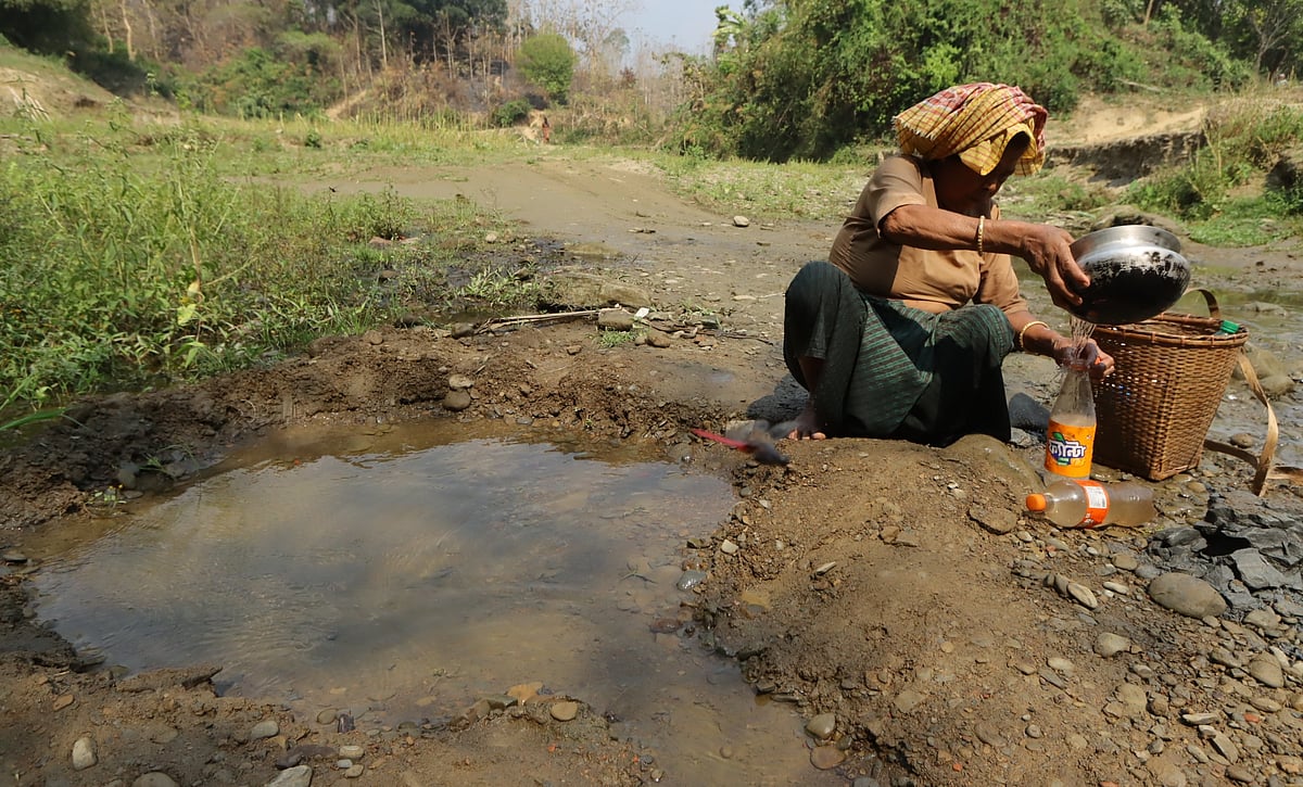 পাহাড়ে বিশুদ্ধ পানির খোঁজে দূরপথ পাড়ি
