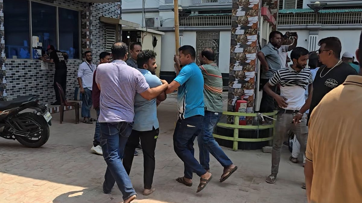 পুলিশের সামনেই পাম্পে তেল নিয়ে বাইকার–কর্মচারী ধস্তাধস্তি