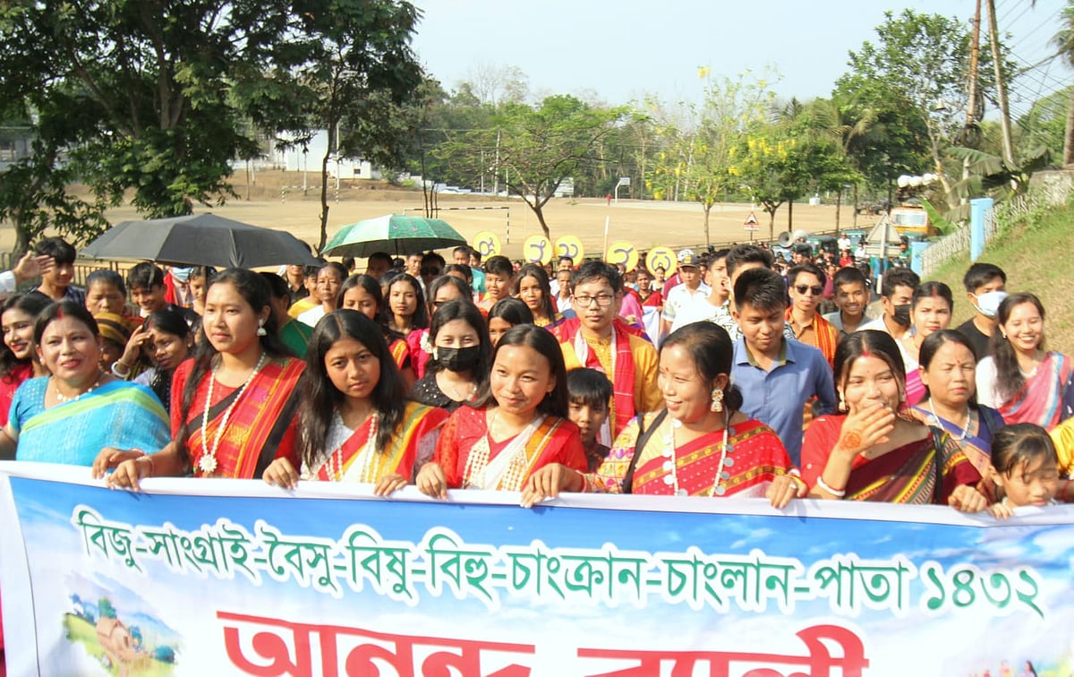 পাহাড়ে উৎসবের রং