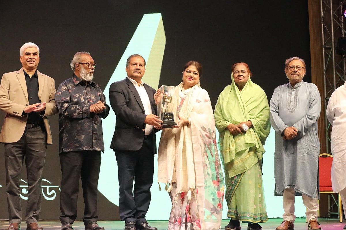 স্বীকৃতির মঞ্চে তারার মেলা