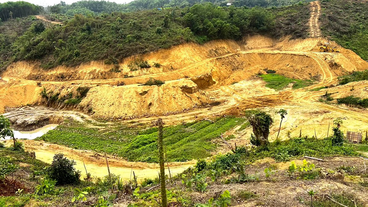 খাগড়াছড়িতে পাহাড় কেটে লেক তৈরির চেষ্টা, এক্সক্যাভেটর জব্দ