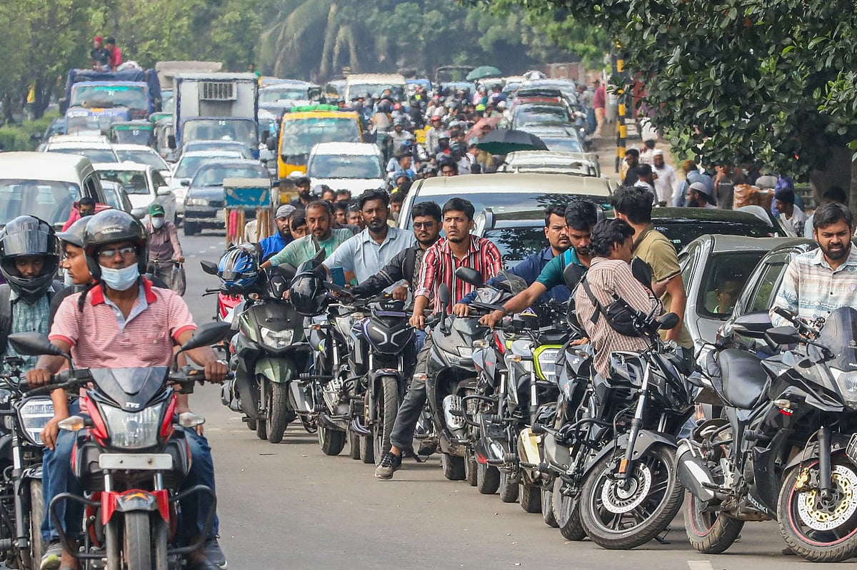তেলের জন্য গরমের মধ্যে অপেক্ষার প্রহর