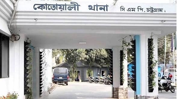 আটক স্বেচ্ছাসেবক দল নেতাকে ছাড়িয়ে নিতে থানায় হট্টগোল, পুলিশের সঙ্গে ধস্তাধস্তি