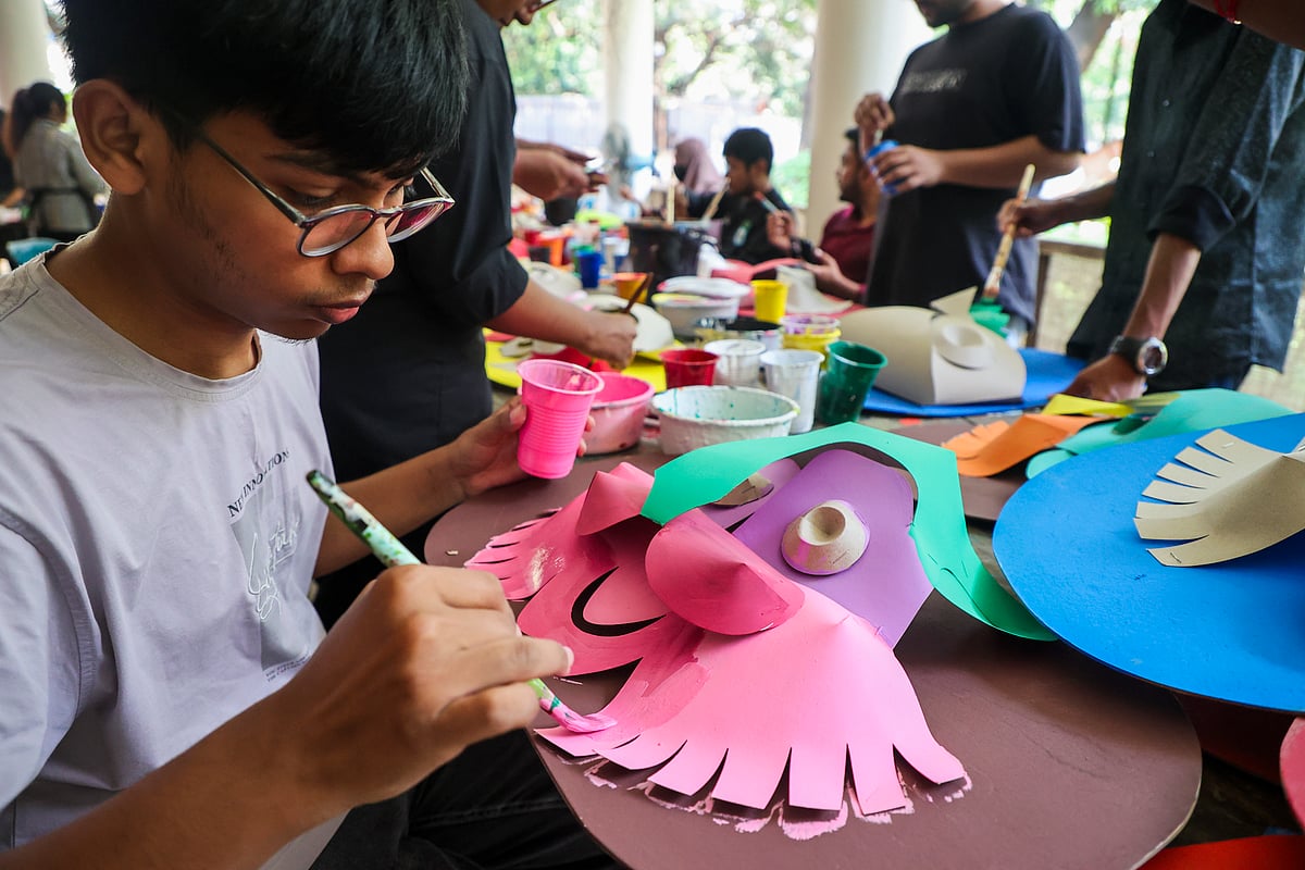 হাতে রাখা যায়, এমন রঙিন মুখোশ বানাচ্ছেন শিক্ষার্থীরা। বৈশাখী শোভাযাত্রার প্রস্তুতি 
