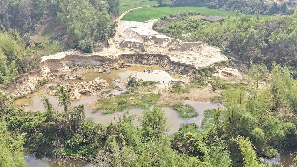 খালের দুই পাড় থেকে নির্বিচার বালু তুলছেন ইউপি চেয়ারম্যান, লোকালয় প্লাবিত হওয়ার শঙ্কা