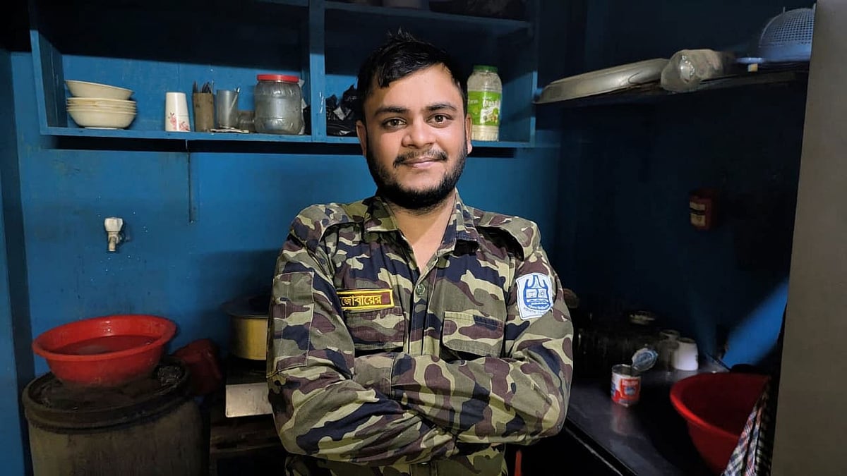 নুসরাত ফতেহ আলী থেকে সুবির নন্দী—টানা গেয়ে যান নিরাপত্তা প্রহরী জোবায়ের