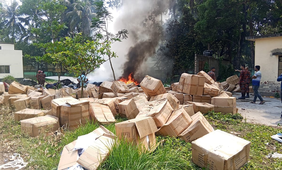 হাসপাতালের উন্মুক্ত চত্বরে পোড়ানো হলো মেয়াদোত্তীর্ণ চিকিৎসাসামগ্রী