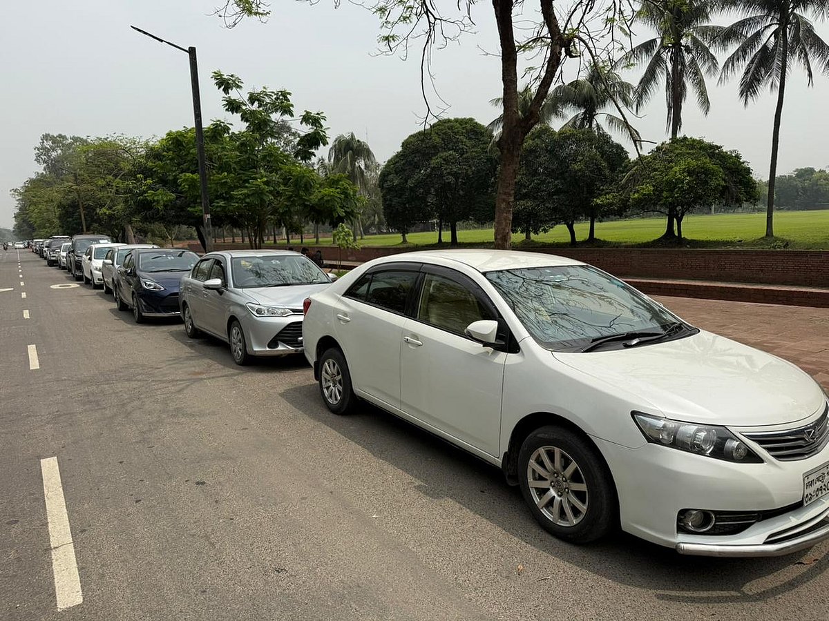 এক পেট্রলপাম্পেই ২৪ ঘণ্টা, বৃষ্টি–রোদে যেভাবে কাটছে ইউসুফ–চিরঞ্জিতদের দিনরাত