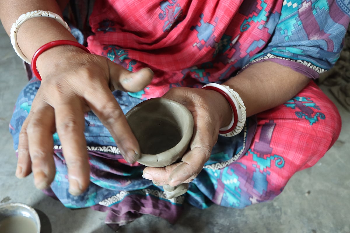 মাটির গোল্লা থেকে পুতুল তৈরির প্রক্রিয়া শুরু