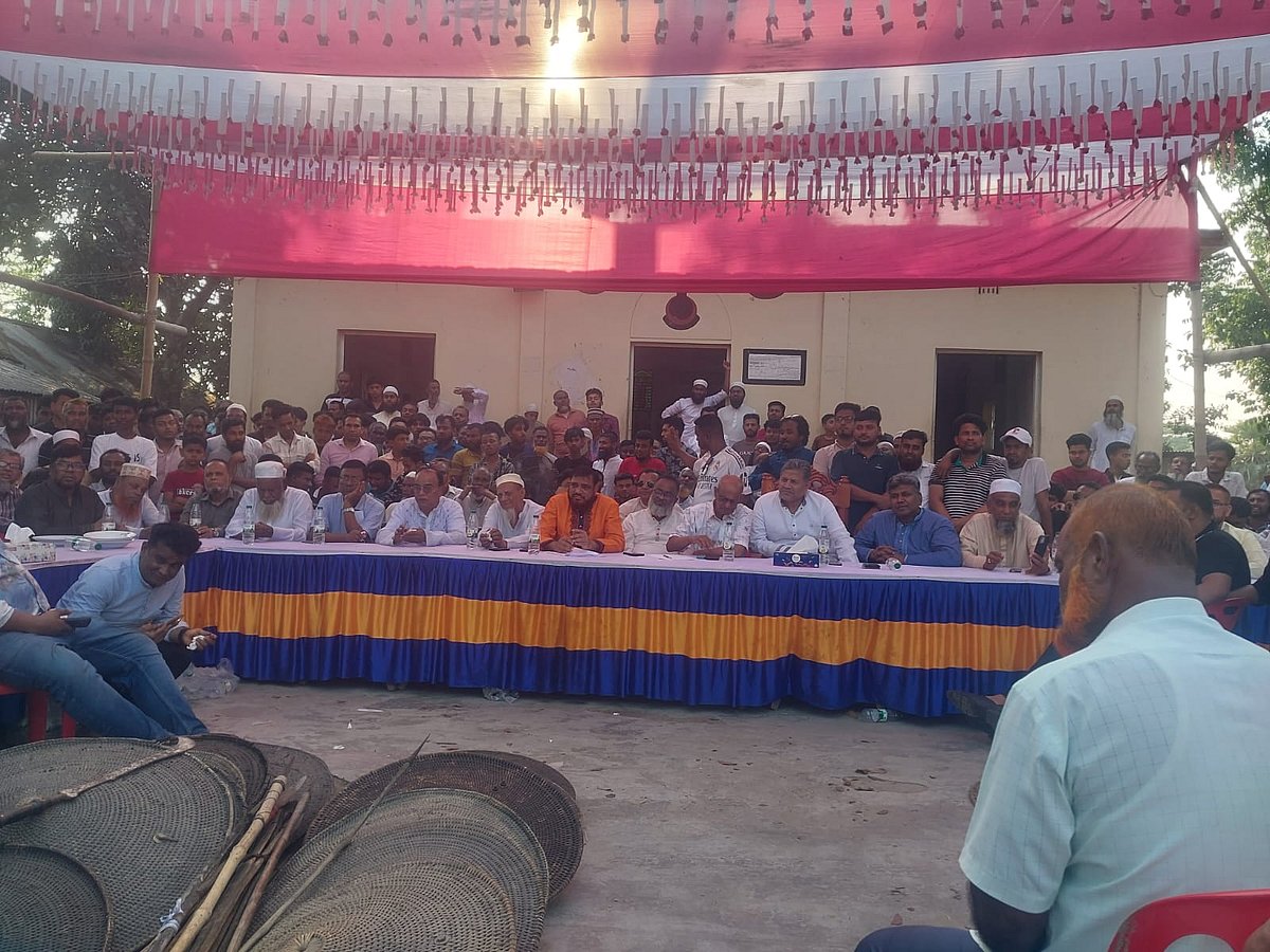 ভাঙ্গায় এমপির উপস্থিতিতে মাতুব্বরদের সংঘর্ষে না জড়ানোর শপথ, দেশি অস্ত্র জমাদান