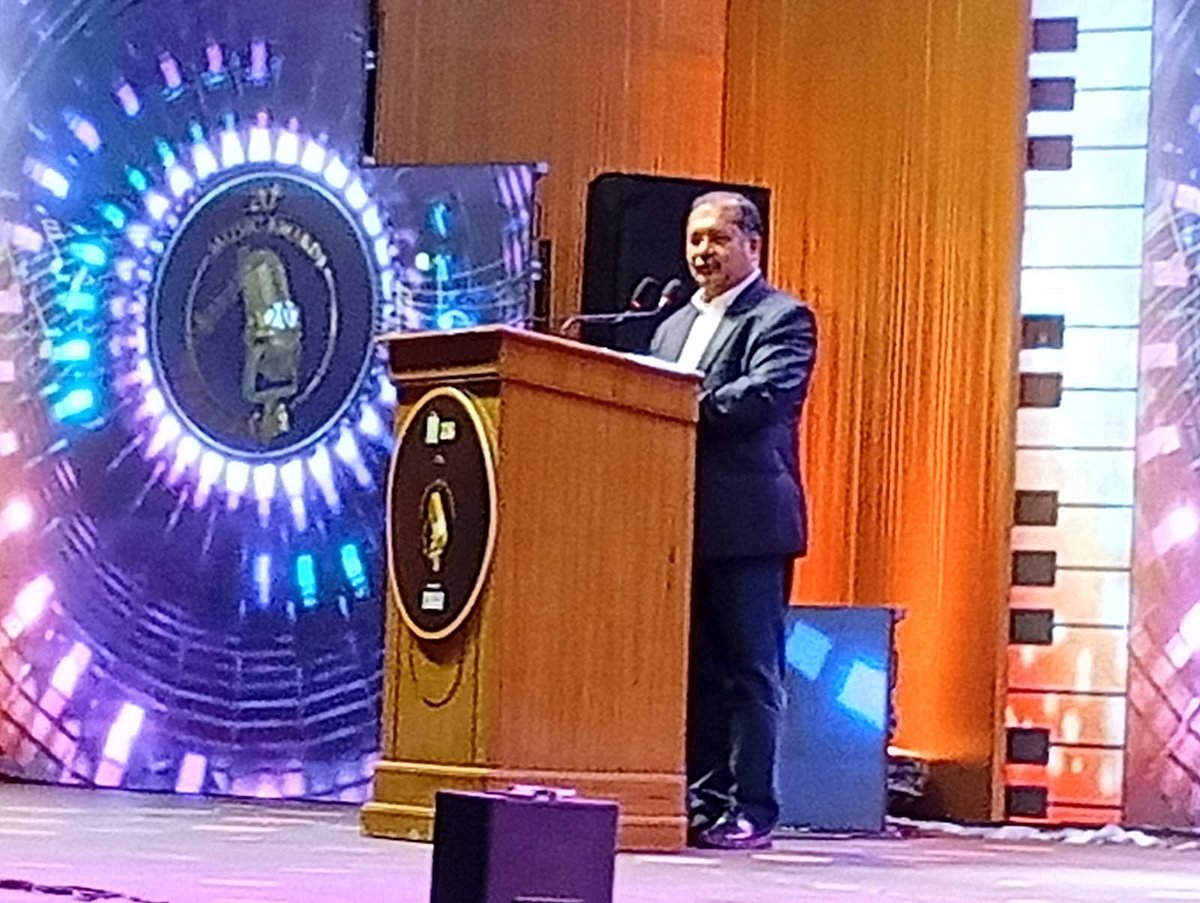 টিএমএসএস চ্যানেল আই মিউজিক অ্যাওয়ার্ডস’–এ গান গাইলেন তথ্যমন্ত্রী