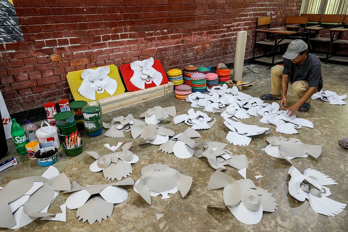 প্রশাসনের সঙ্গে বৈঠকের পর বৈশাখের প্রস্তুতিতে ফিরছেন চারুকলার শিক্ষার্থীরা