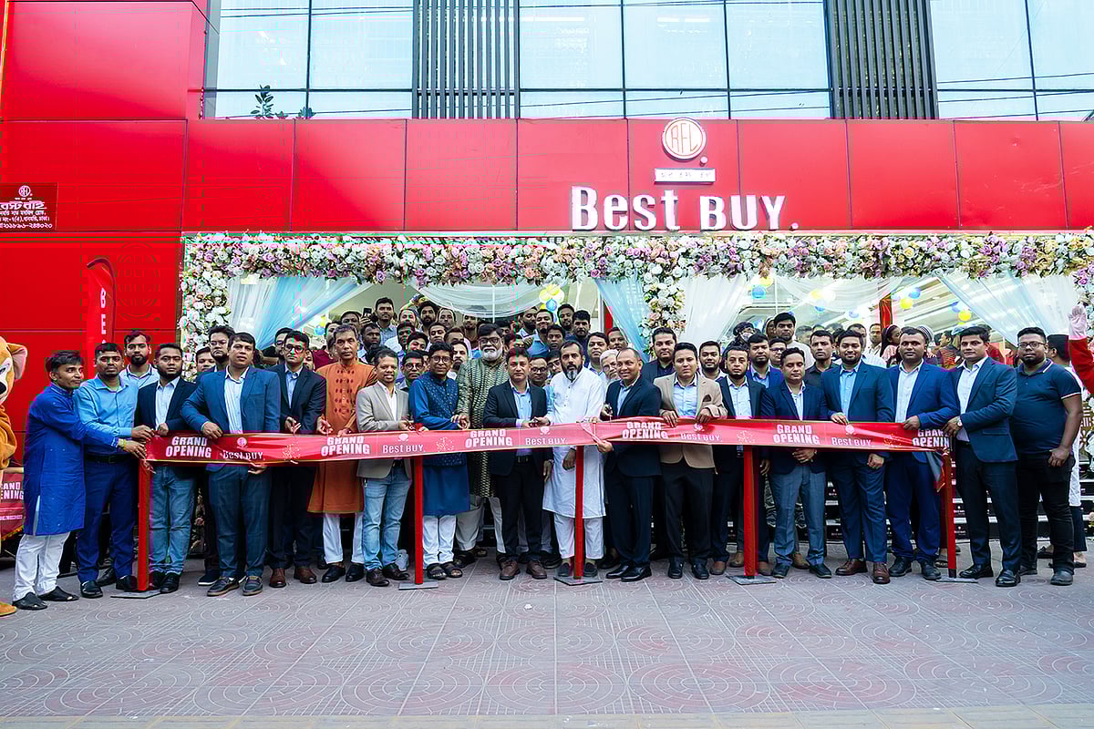 ধানমন্ডিতে সবচেয়ে বড় ‘বেস্ট বাই’ বিক্রয়কেন্দ্র চালু করল আরএফএল