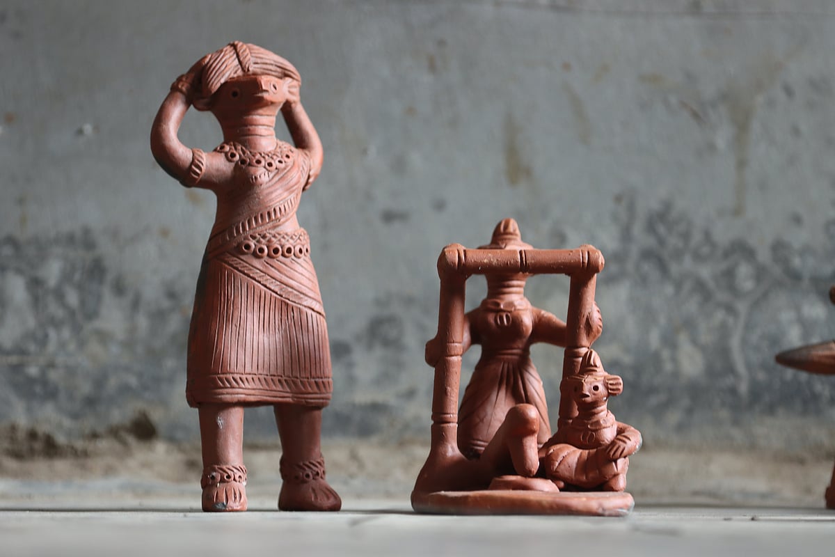 বৈশাখের আগে টেপা পুতুল তৈরির ব্যস্ততা