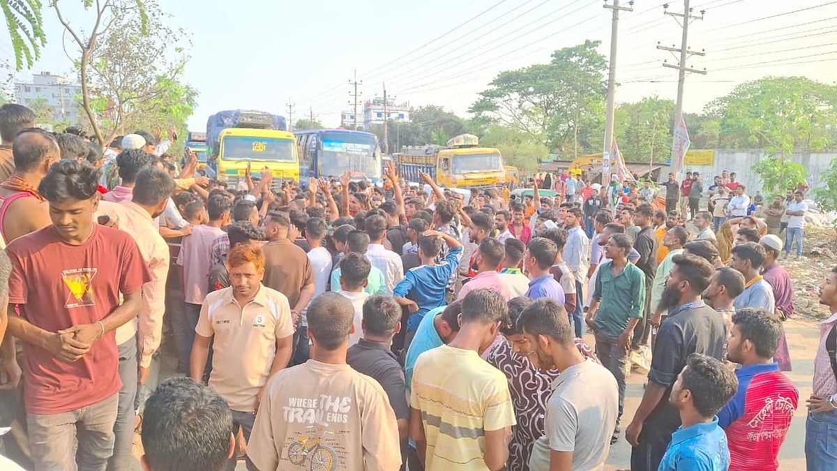 শ্রীপুরে কাভার্ড ভ্যানচালককে হাইওয়ে পুলিশের মারধর, পরিবহনশ্রমিকদের মহাসড়ক অবরোধ