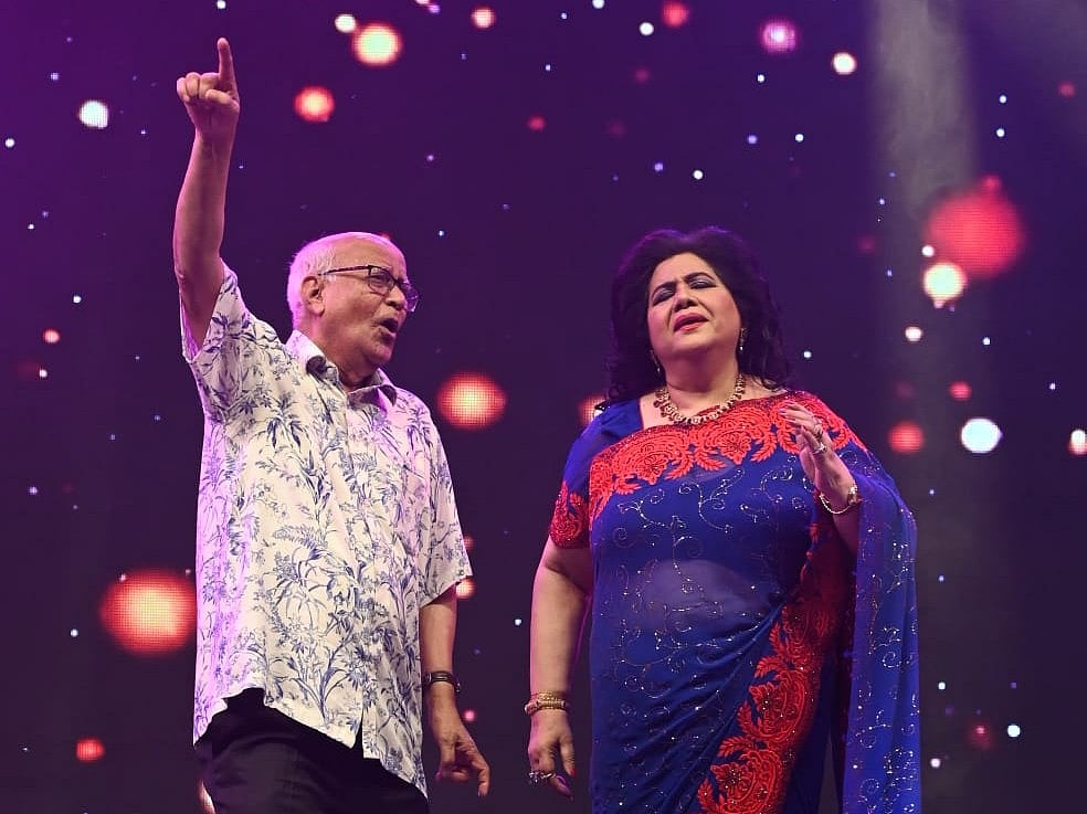 মধ্যরাতের মঞ্চে রুনা লায়লার ‘সাধের লাউ’, খুরশীদ আলমের নাচ