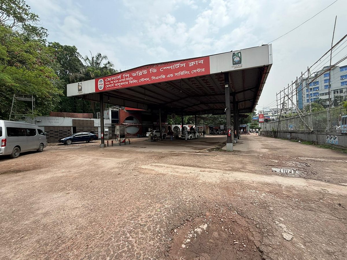 এক পেট্রলপাম্পেই ২৪ ঘণ্টা, বৃষ্টি–রোদে যেভাবে কাটছে ইউসুফ–চিরঞ্জিতদের দিনরাত