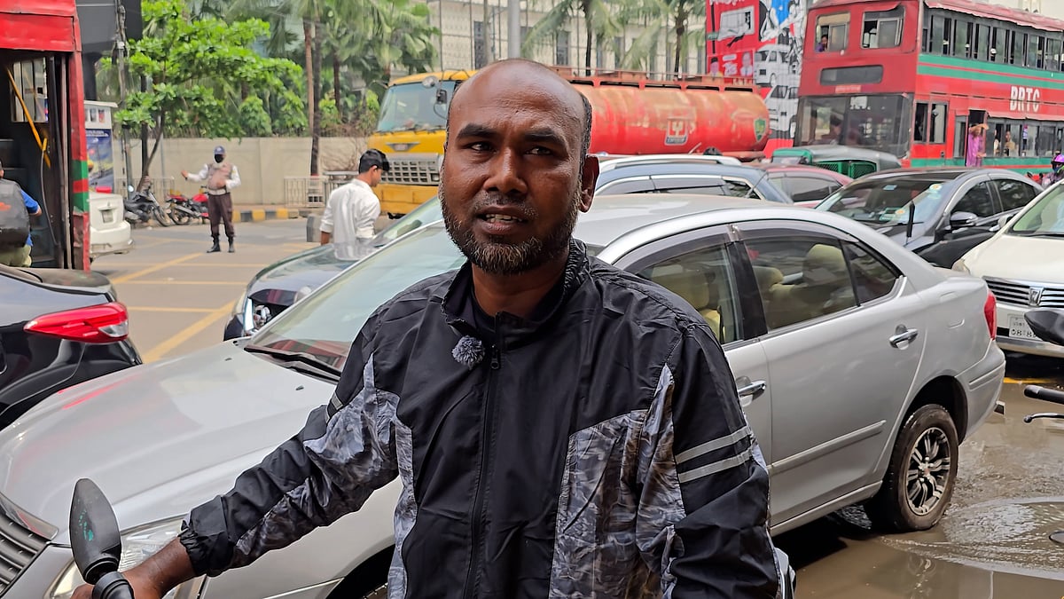 তেলের সংকটের মধ্যে কেমন আছেন উবার–পাঠাও চালকেরা, কীভাবে চলছে সংসার