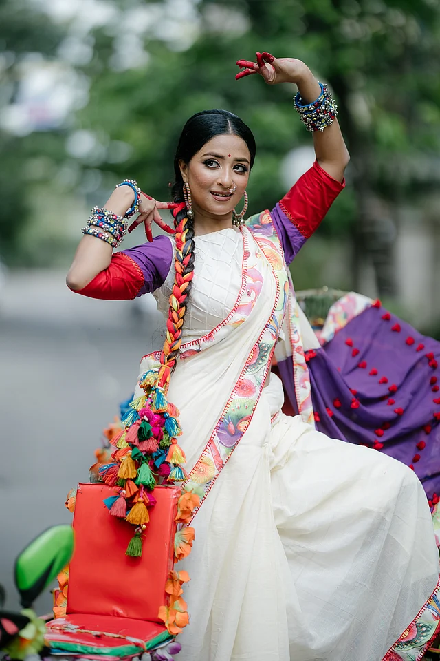 বৈশাখের সাজকে পূর্ণতা দিতে রিনিঝিনি শব্দ করতে থাকা হাত ভর্তি চুড়ি আর তাসার হাতে তৈরি অভিনব কানের দুলের জুড়ি নেই। 