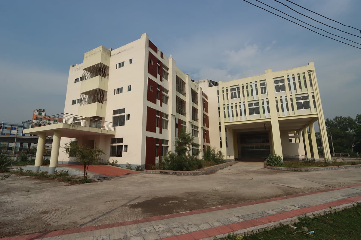 দুই বছরেও ভবন বুঝে নেয়নি কেউ, চুরি যাচ্ছে জিনিসপত্র