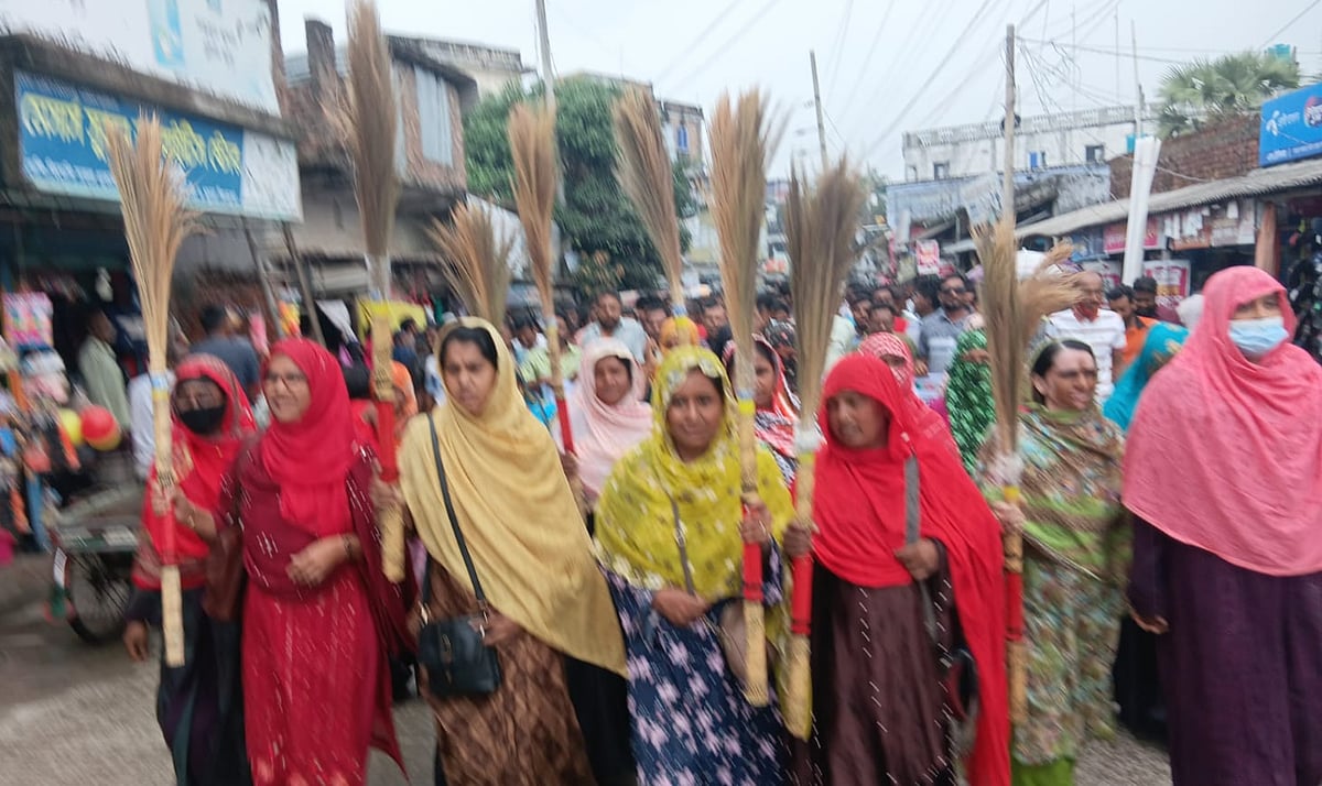 রাকসু জিএস আম্মারকে কয়রায় অবাঞ্ছিত ঘোষণা, ঝাড়ুমিছিল ও কুশপুত্তলিকা দাহ