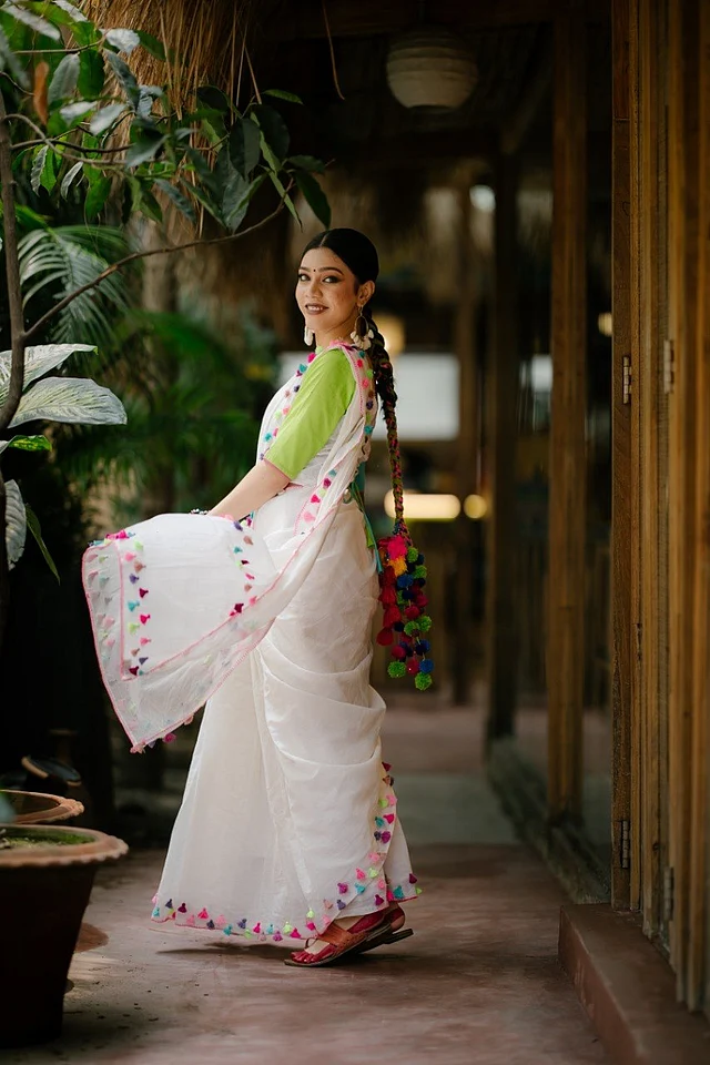 একটি শাড়িতে শুধু  ট্যাসেলের ব্যবহার করা হয়েছে নানাভাবে। আচঁলে শুধু নয়, ট্যাসেলের নান্দনিক উপস্থাপনা আছে এর পাড়েও। । 