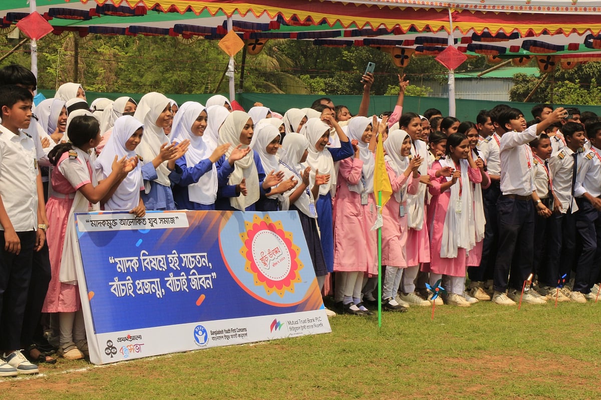 মাদককে ‘না’ বলে সাভারে ঘুড়ি উড়িয়ে উৎসবে মাতল হাজারো শিক্ষার্থী