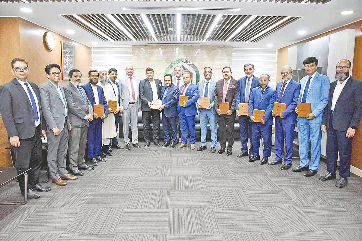 আল-আরাফাহ্‌ ব্যাংক অভিজ্ঞ কর্মকর্তাদের সংবর্ধনা দিয়েছে 