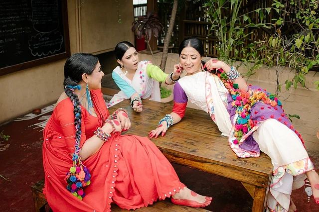 শাড়ির জমিন ফাকাঁ রেখে সঙ্গীতা তার ডিজাইনের মুনশিয়ানা দেখিয়েছেন পাড় ও আচঁলের নকশায়। 