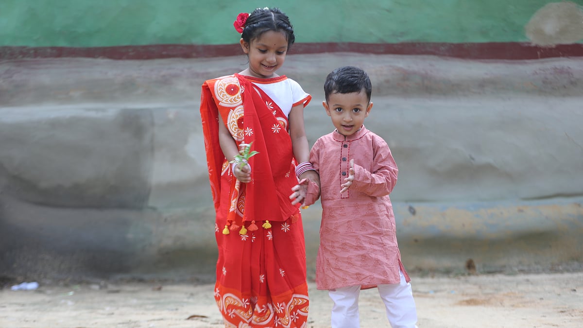মডেল: প্রাতস্মিতা ও অদিত অহান, পোশাক: দেশি দশ (সিলেট),  ছবি: আনিস মাহমুদ
