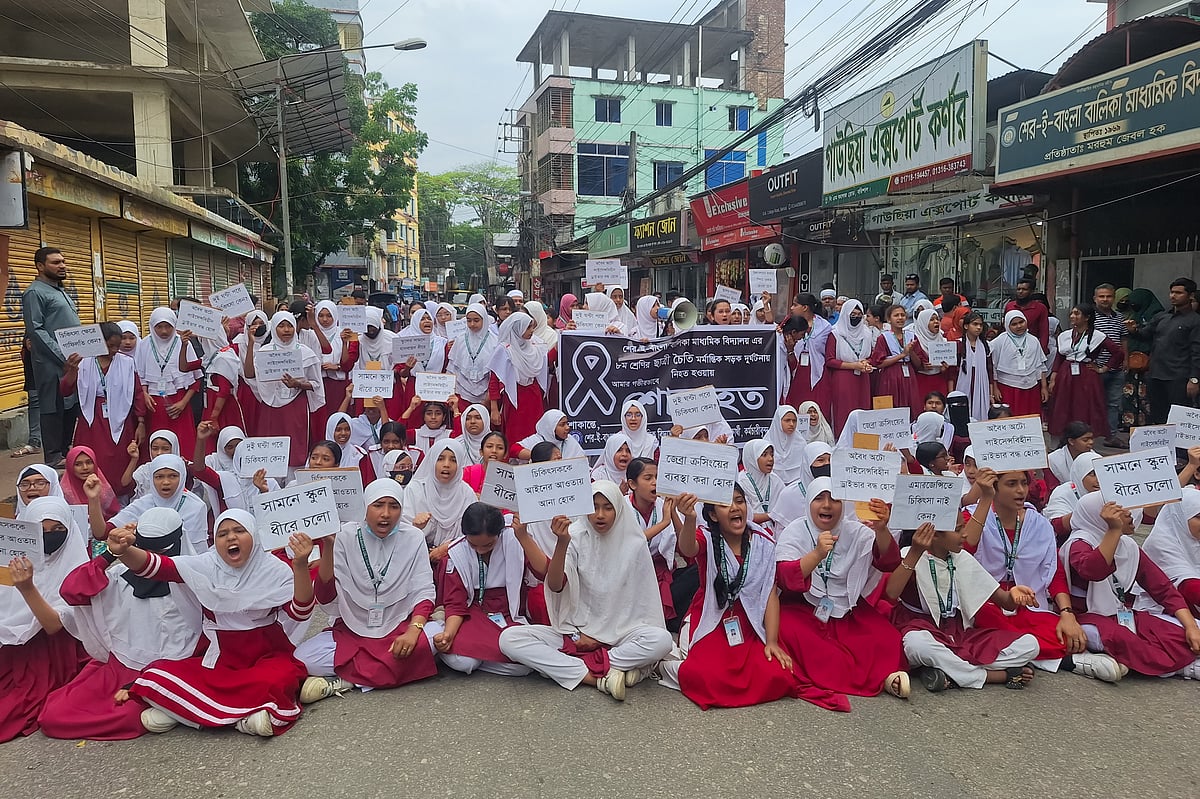 বরিশালে সড়ক দুর্ঘটনায় স্কুলছাত্রী নিহতের প্রতিবাদে সড়ক অবরোধ করে বিক্ষোভ