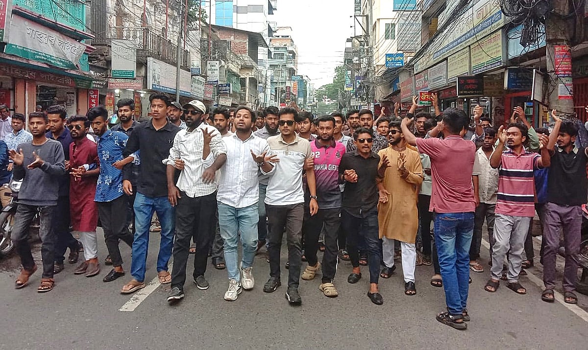 বরিশালে ছাত্রদলের সড়ক অবরোধ, প্রকৃত ছাত্রদের দিয়ে কমিটি গঠনের দাবি